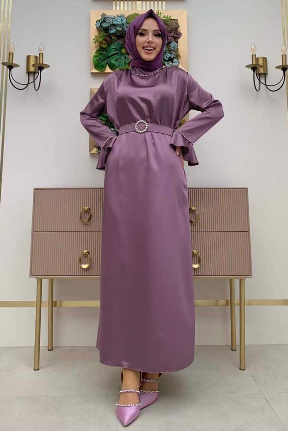 Tesettür giyim MOR İNCİ DETAYLI KEMERLİ SATEN ABİYE ELBİSE T 3973