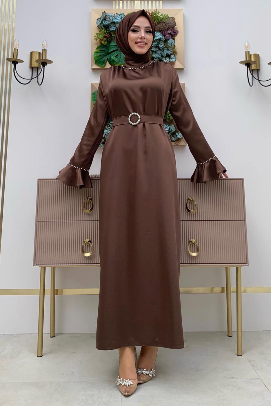 Tesettür giyim KAHVE İNCİ DETAYLI KEMERLİ SATEN ABİYE ELBİSE T 3973