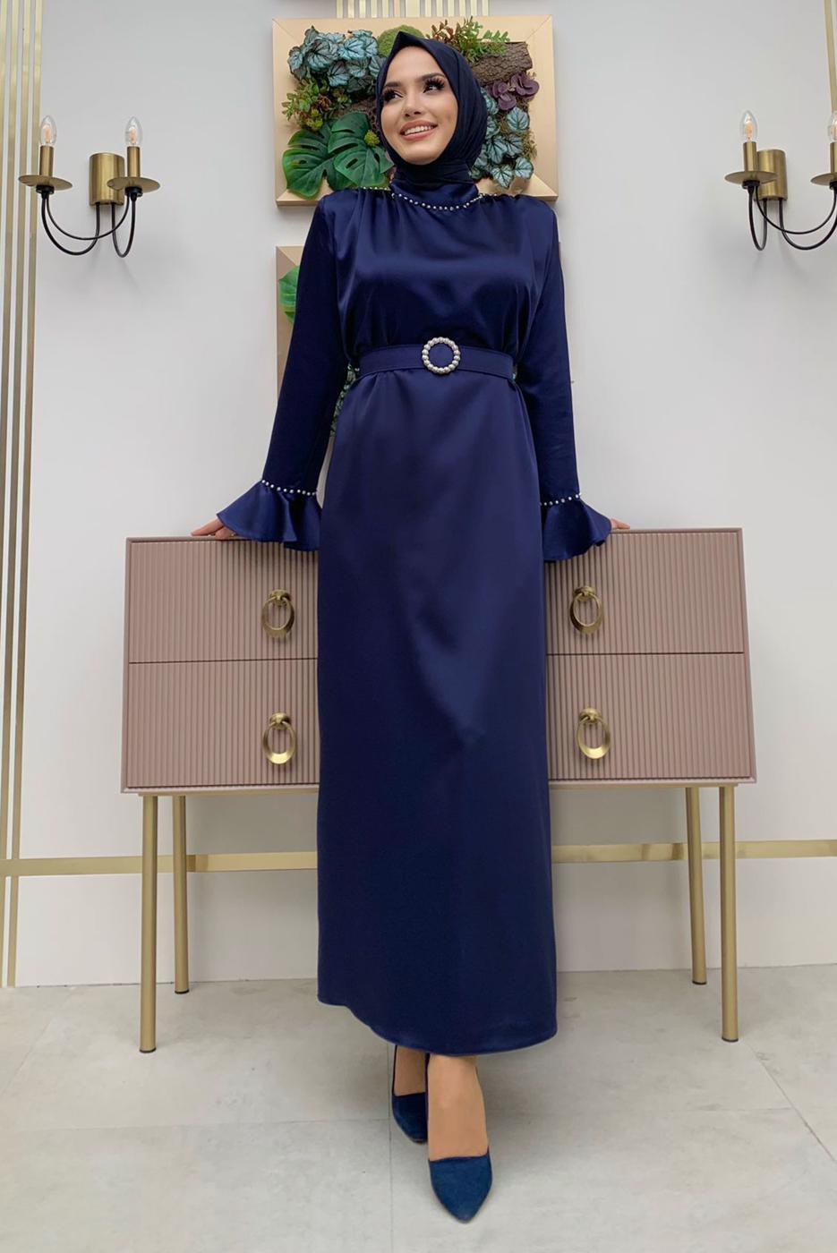 Tesettür giyim LACİVERT İNCİ DETAYLI KEMERLİ SATEN ABİYE ELBİSE T 3973
