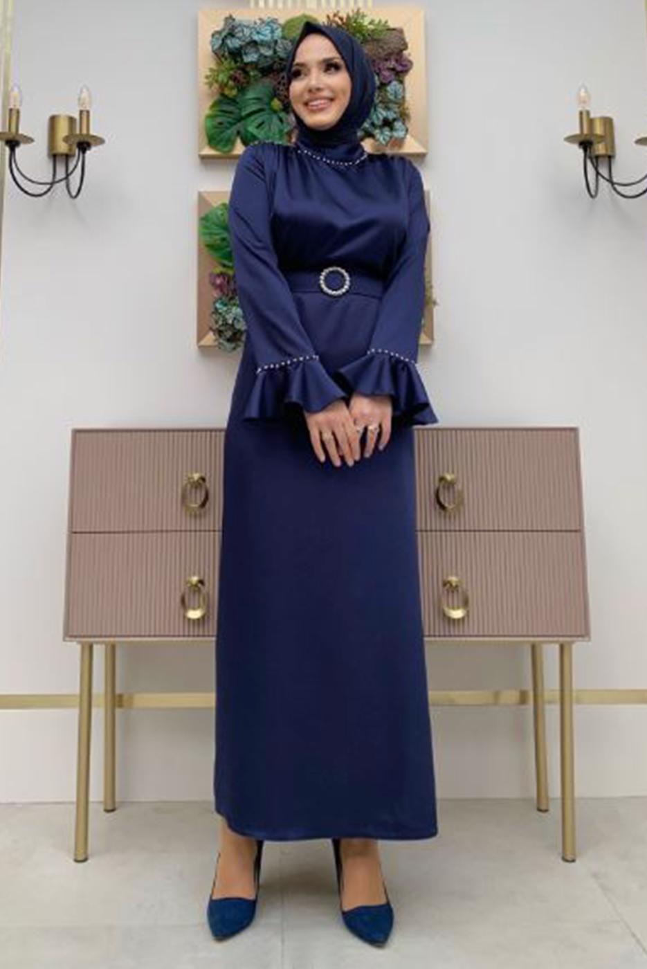 Tesettür giyim LACİVERT İNCİ DETAYLI KEMERLİ SATEN ABİYE ELBİSE T 3973