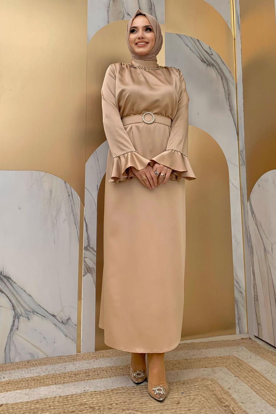 Tesettür giyim VİZON İNCİ DETAYLI KEMERLİ SATEN ABİYE ELBİSE T 3973