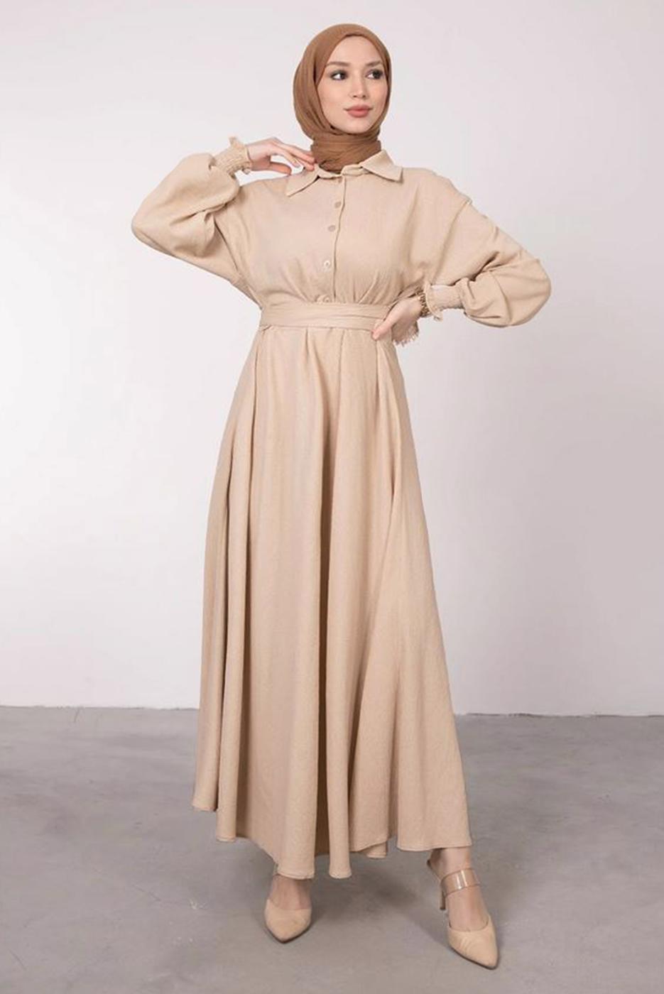 Tesettür giyim BEJ KEMERLİ MANŞETLERİ LASTİKLİ ELBİSE T 8585	
