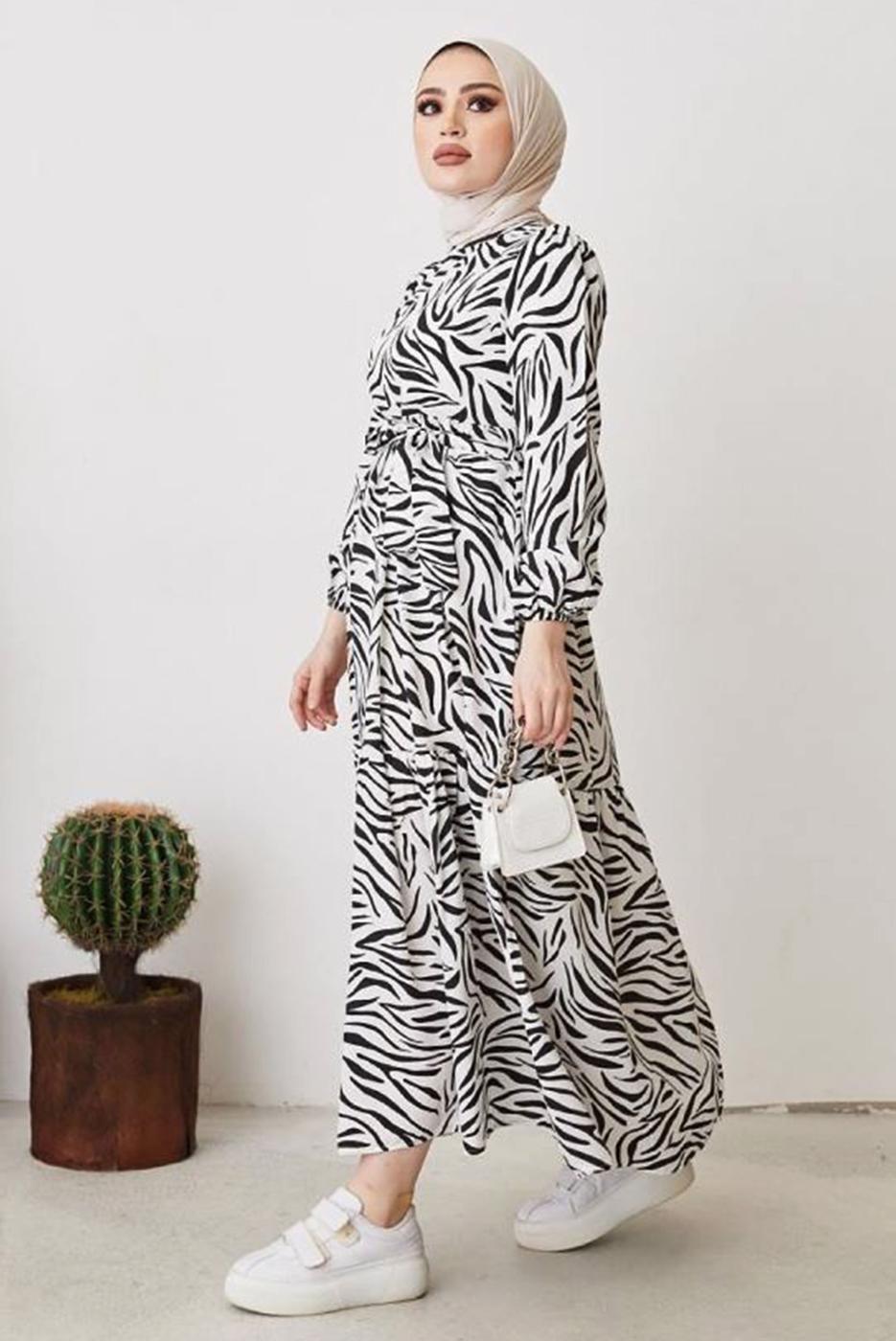Tesettür giyim SİYAH ZEBRA DESENLİ KUŞAKLI ELBİSE T 104