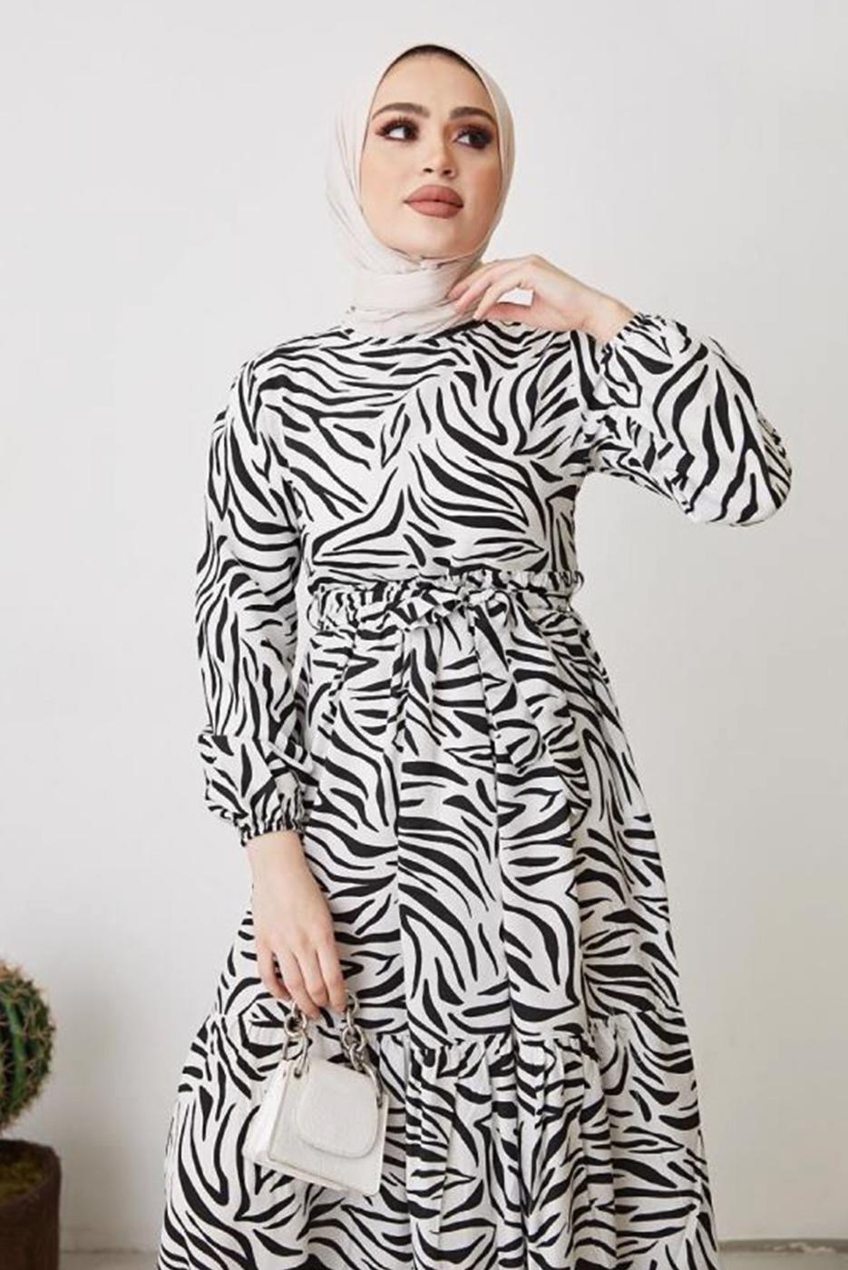 Tesettür giyim SİYAH ZEBRA DESENLİ KUŞAKLI ELBİSE T 104