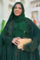 Tesettür giyim YEŞİL ŞİFON PELERİNLİ ELBİSELİ ABİYE TAKIM T 1563-1