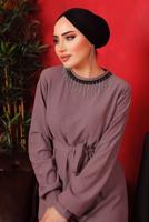 Tesettür giyim MOR YAKASI ZİNCİRLİ KUŞAKLI ELBİSE T 2003