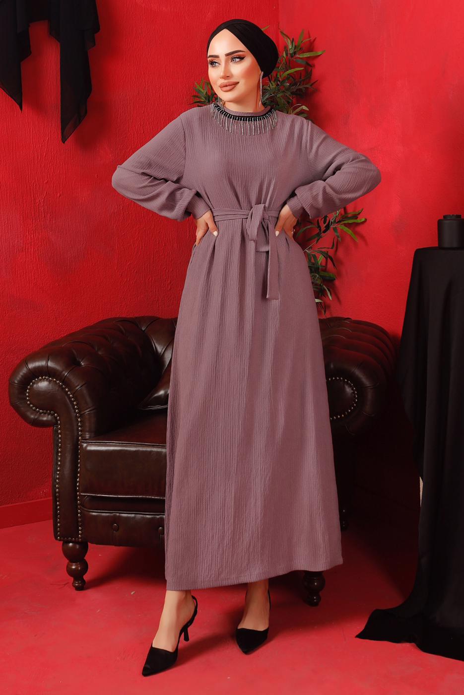 Tesettür giyim MOR YAKASI ZİNCİRLİ KUŞAKLI ELBİSE T 2003