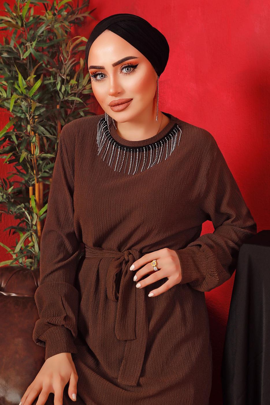 Tesettür giyim KAHVE YAKASI ZİNCİRLİ KUŞAKLI ELBİSE T 2003