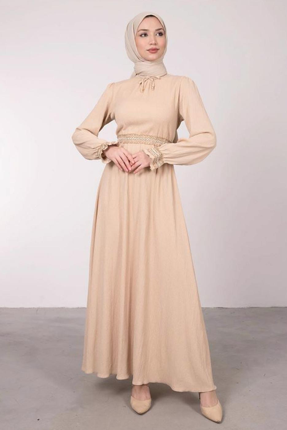 Tesettür giyim BEJ ETNİK İŞLEME DETAYLI YAKASI BAĞLAMALI ELBİSE T 2582 