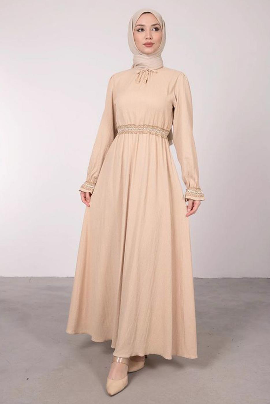 Tesettür giyim BEJ ETNİK İŞLEME DETAYLI YAKASI BAĞLAMALI ELBİSE T 2582 