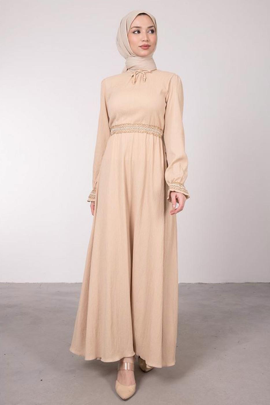 Tesettür giyim BEJ ETNİK İŞLEME DETAYLI YAKASI BAĞLAMALI ELBİSE T 2582 