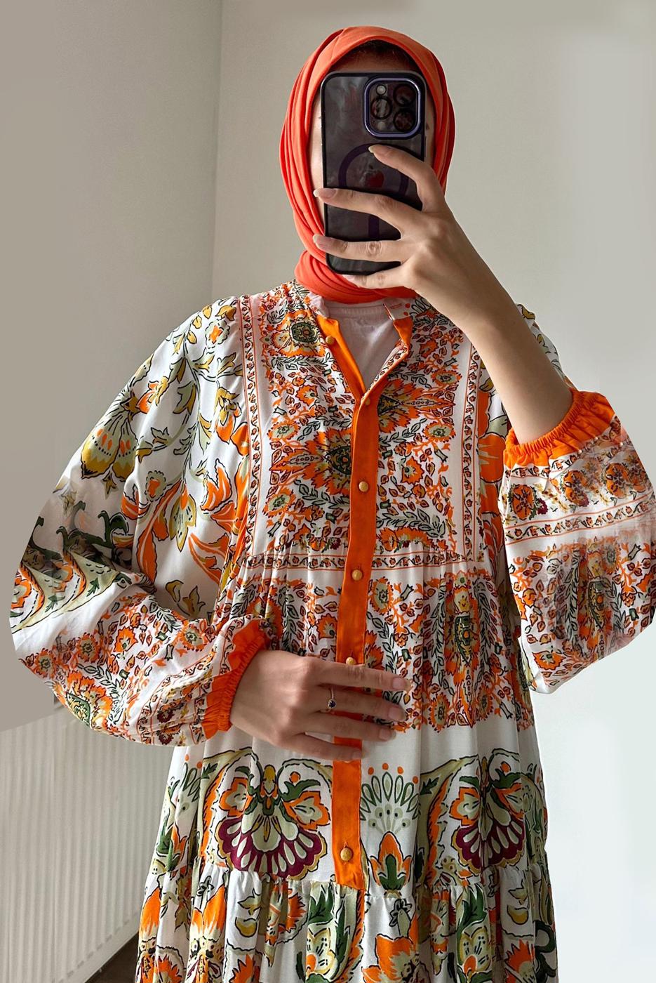 Tesettür giyim TURUNCU DÜĞMELİ ETNİK DESENLİ ELBİSE T 2605-2