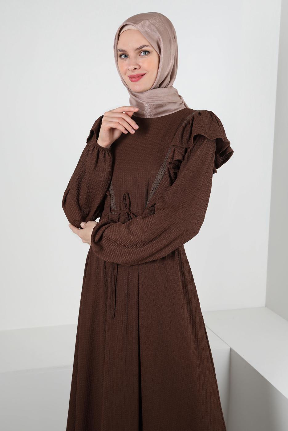 Tesettür giyim KAHVE VOLAN DETAYLI BELİ BÜZGÜLÜ ELBİSE T 30046