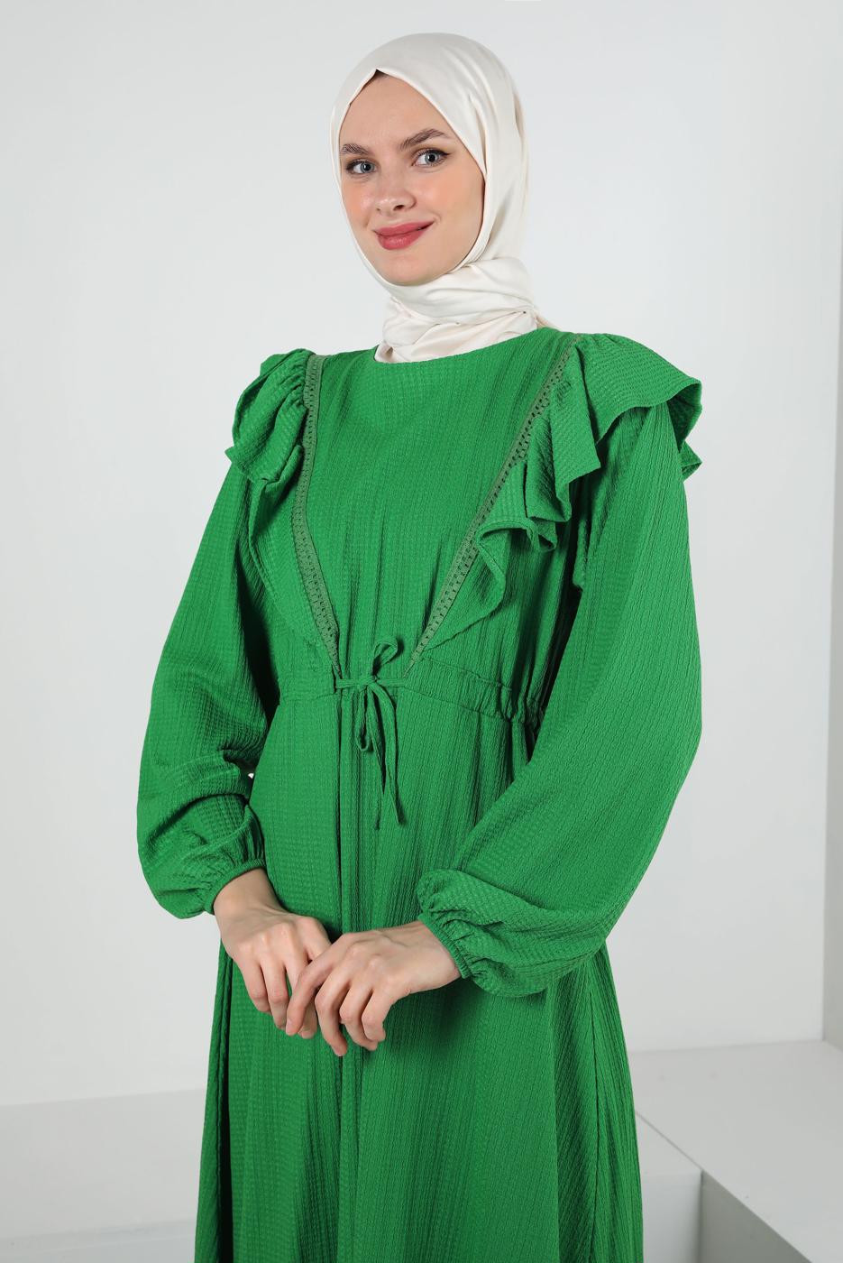 Tesettür giyim YEŞİL VOLAN DETAYLI BELİ BÜZGÜLÜ ELBİSE T 30046