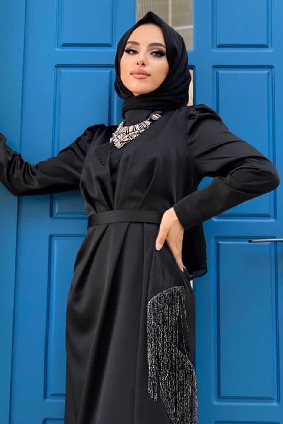 Tesettür giyim SİYAH KEMERLİ PÜSKÜLLÜ SATEN ABİYE ELBİSE T 3673
