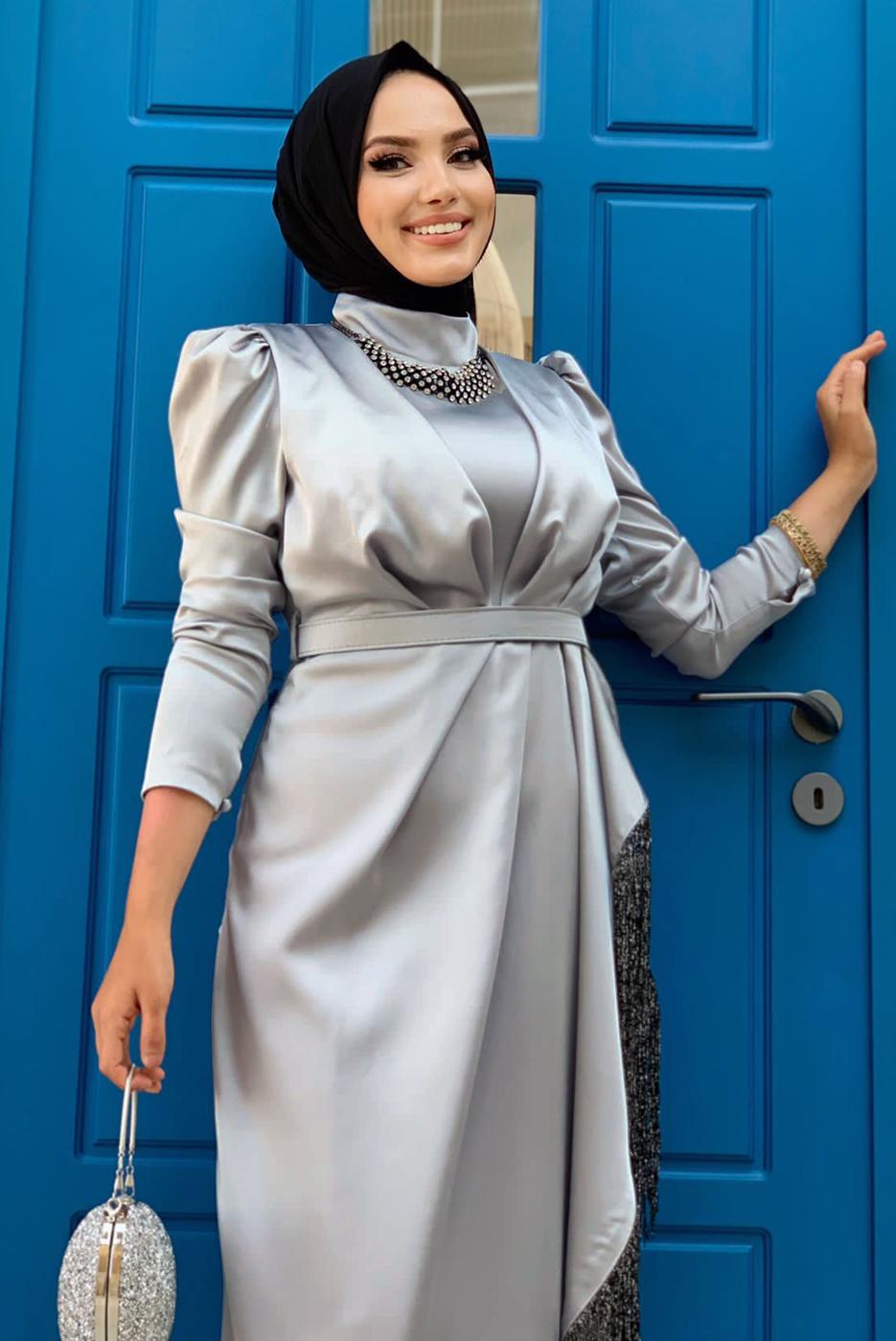 Tesettür giyim GRİ KEMERLİ PÜSKÜLLÜ SATEN ABİYE ELBİSE T 3673