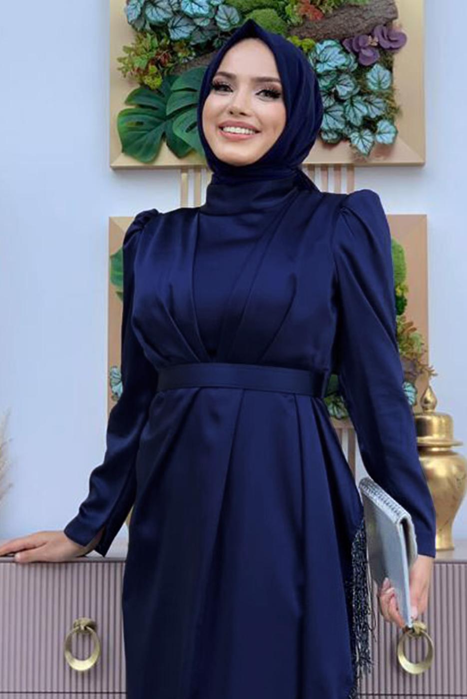 Tesettür giyim LACİVERT KEMERLİ PÜSKÜLLÜ SATEN ABİYE ELBİSE T 3673