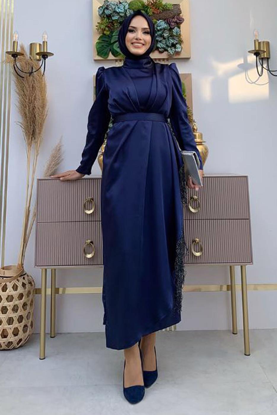 Tesettür giyim LACİVERT KEMERLİ PÜSKÜLLÜ SATEN ABİYE ELBİSE T 3673