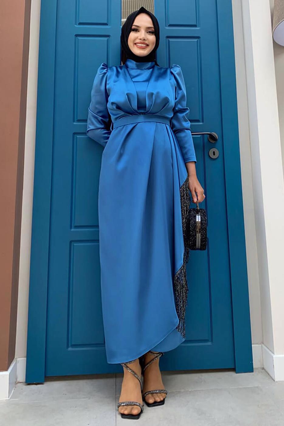 Tesettür giyim LACİVERT KEMERLİ PÜSKÜLLÜ SATEN ABİYE ELBİSE T 3673