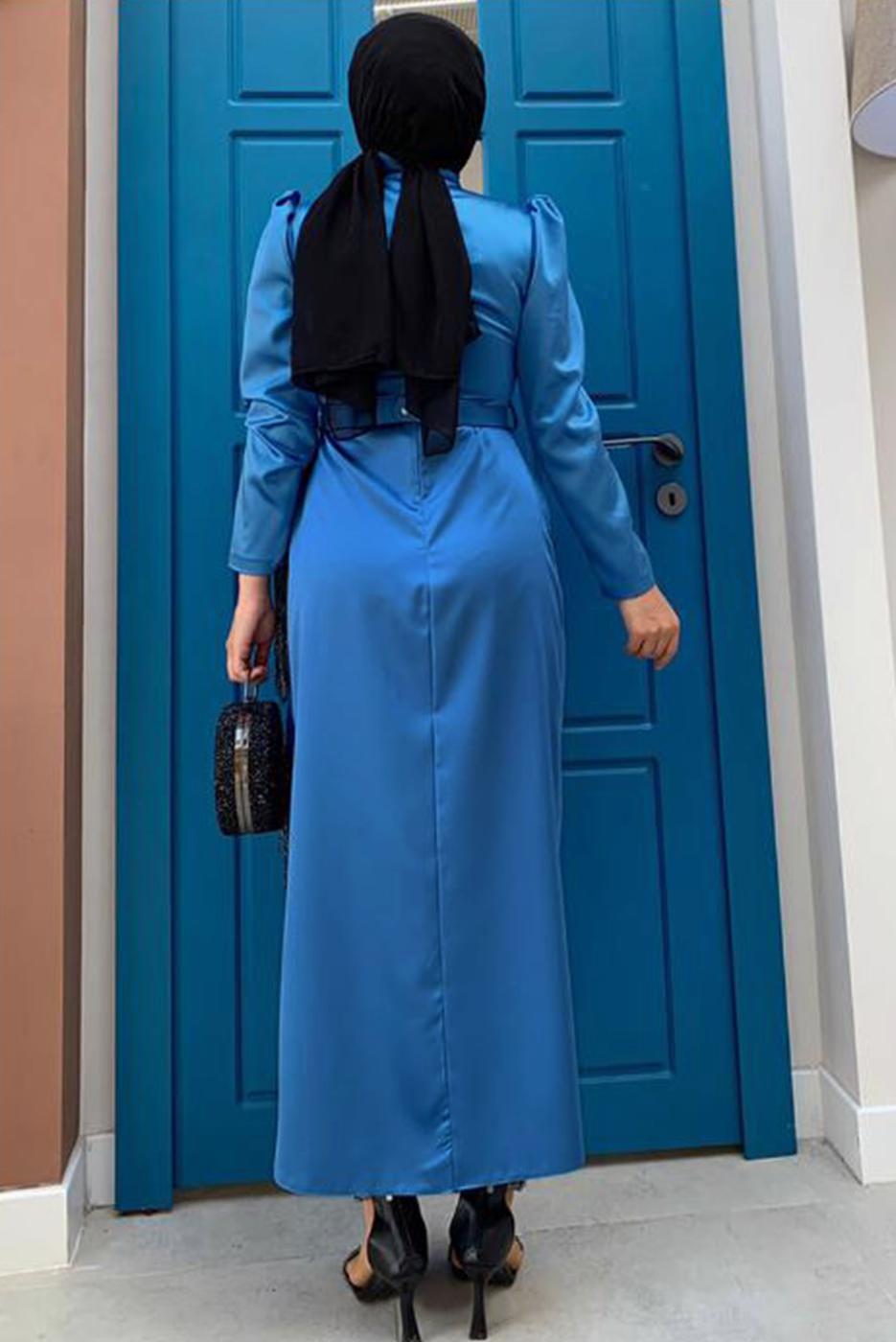 Tesettür giyim LACİVERT KEMERLİ PÜSKÜLLÜ SATEN ABİYE ELBİSE T 3673