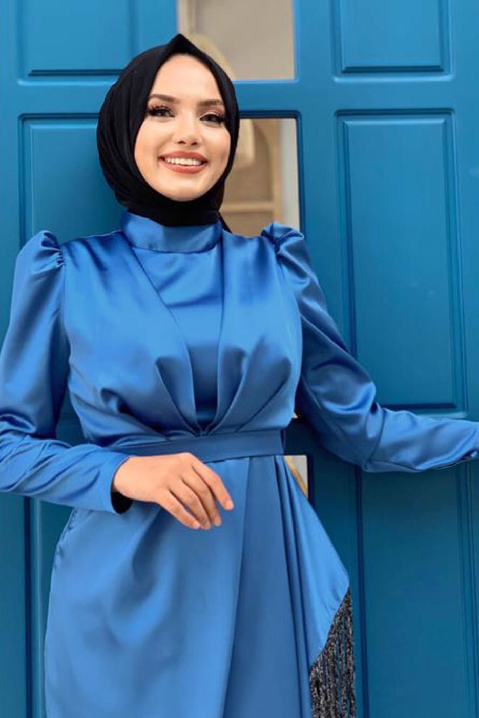 Tesettür giyim LACİVERT KEMERLİ PÜSKÜLLÜ SATEN ABİYE ELBİSE T 3673