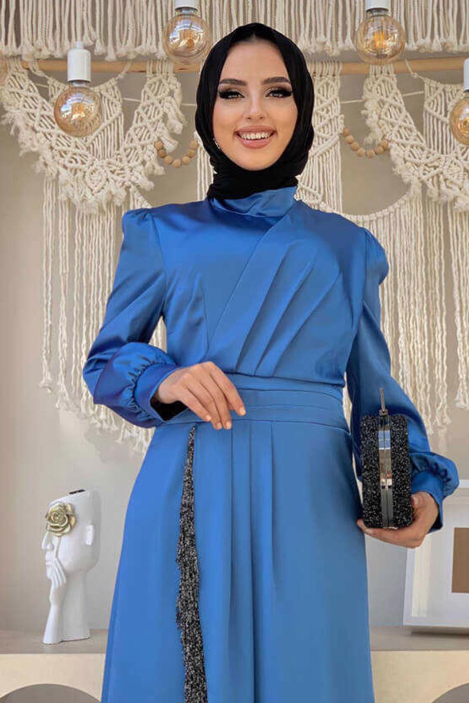 Tesettür giyim LACİVERT PÜSKÜL DETAYLI SATEN ABİYE ELBİSE T 3689