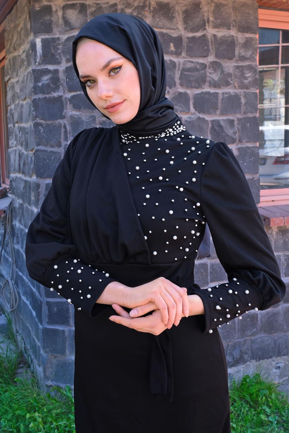 Tesettür giyim SİYAH İNCİ DETAYLI KUŞAKLI ELBİSE T 4010