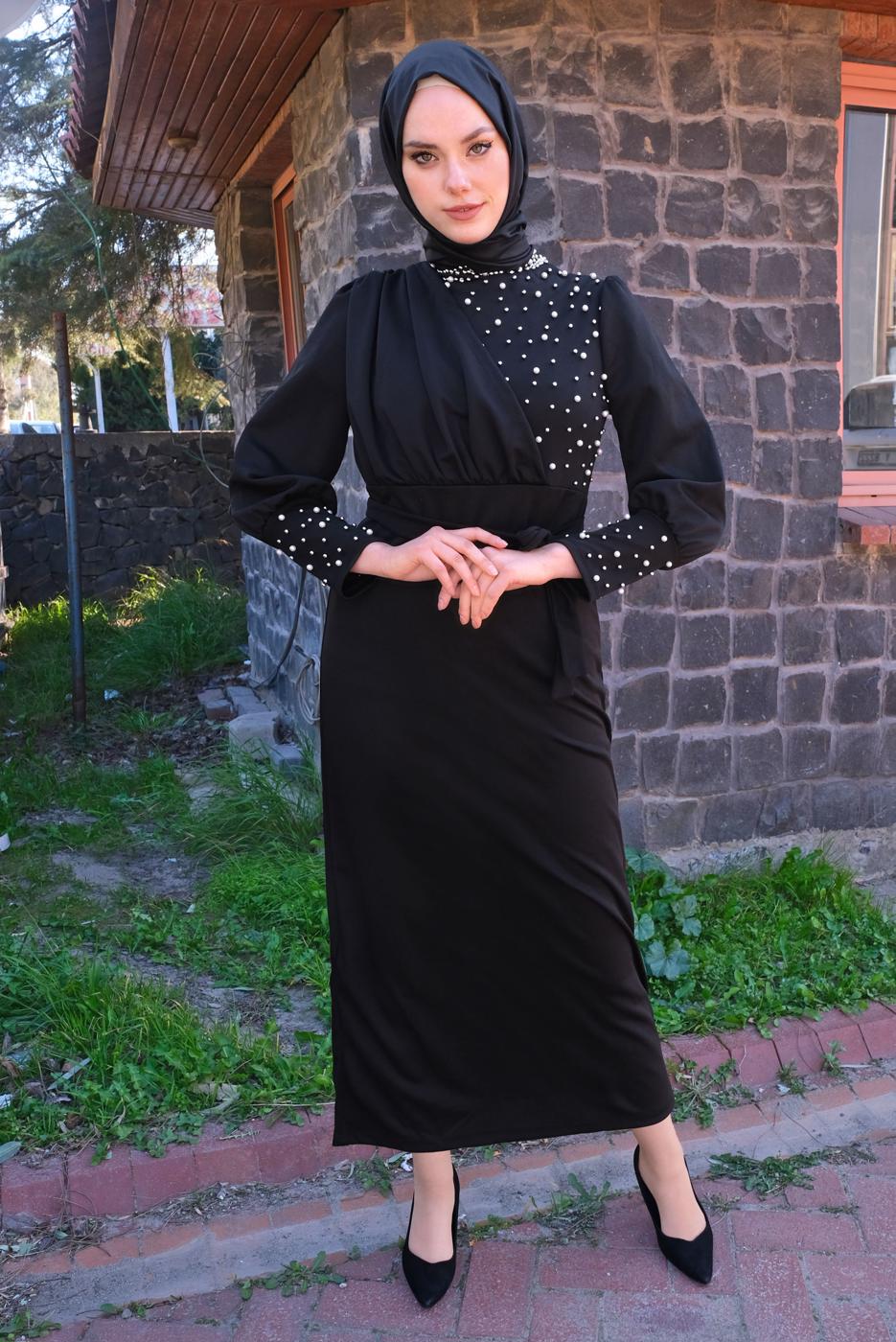 Tesettür giyim SİYAH İNCİ DETAYLI KUŞAKLI ELBİSE T 4010