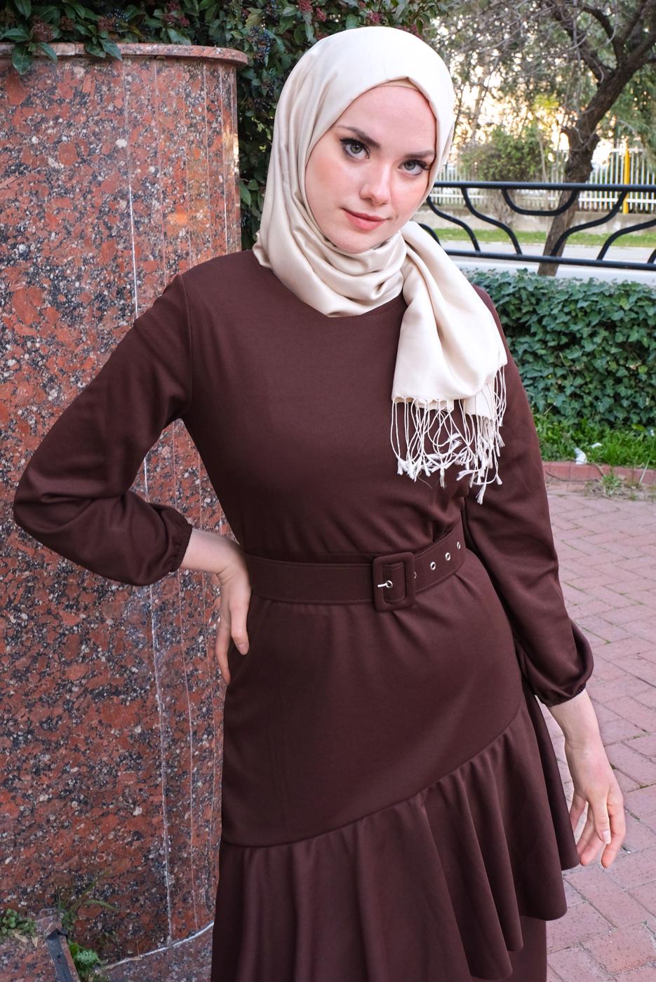 Tesettür giyim KAHVE FIRFIR DETAYLI KEMERLİ ELBİSE T 4080