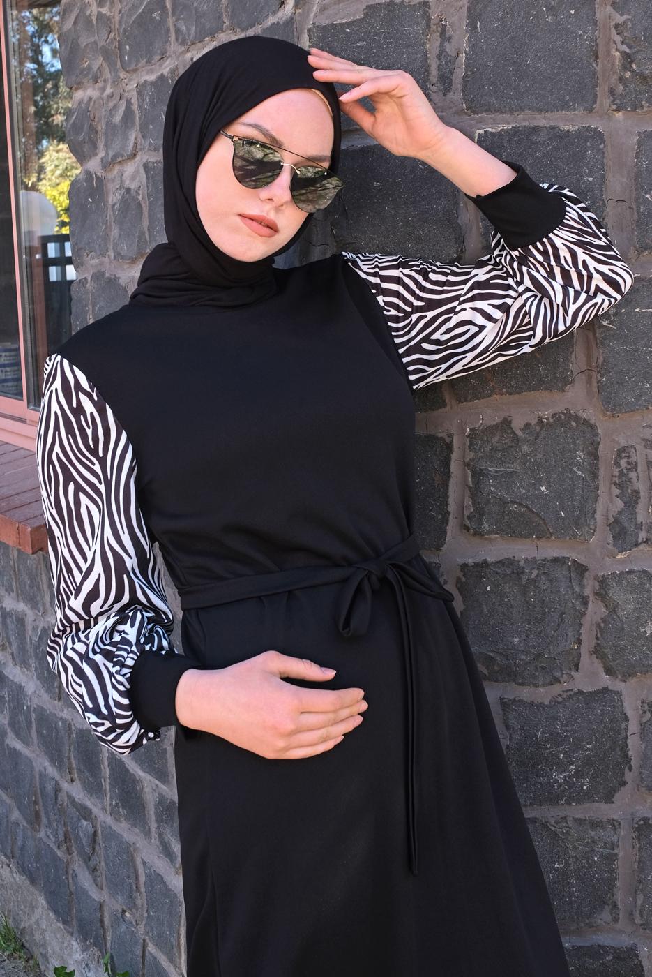 Tesettür giyim SİYAH KOLU ZEBRA DESENLİ KUŞAKLI ELBİSE T 4090