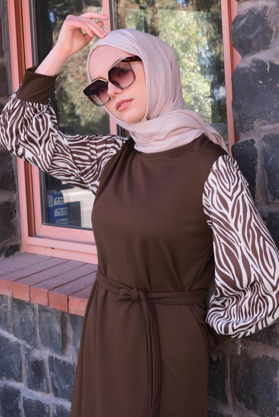 Tesettür giyim KAHVE KOLU ZEBRA DESENLİ KUŞAKLI ELBİSE T 4090
