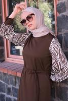 Tesettür giyim KAHVE KOLU ZEBRA DESENLİ KUŞAKLI ELBİSE T 4090