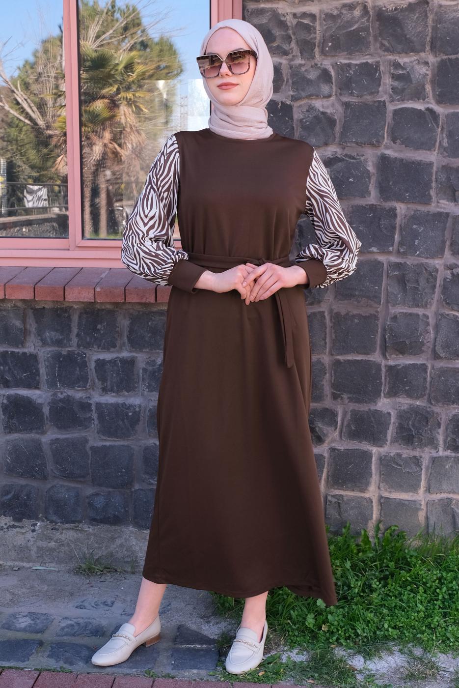 Tesettür giyim KAHVE KOLU ZEBRA DESENLİ KUŞAKLI ELBİSE T 4090