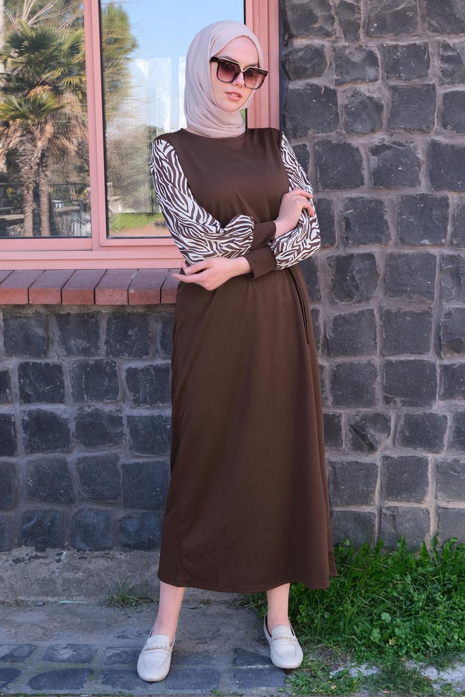 Tesettür giyim KAHVE KOLU ZEBRA DESENLİ KUŞAKLI ELBİSE T 4090