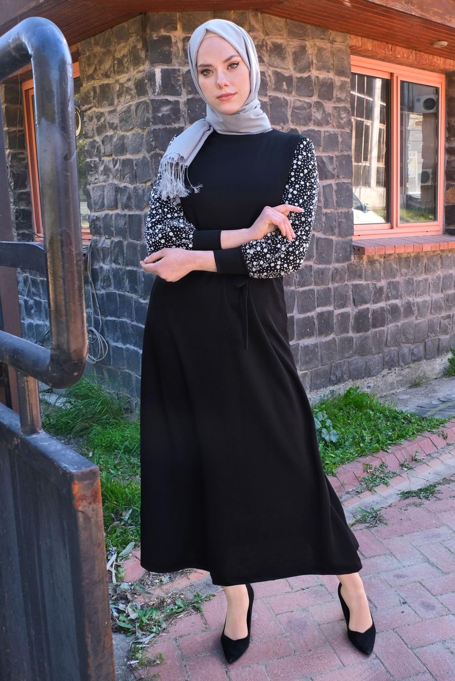 Tesettür giyim SİYAH KOLU BONCUK DETAYLI KUŞAKLI ELBİSE T 4110