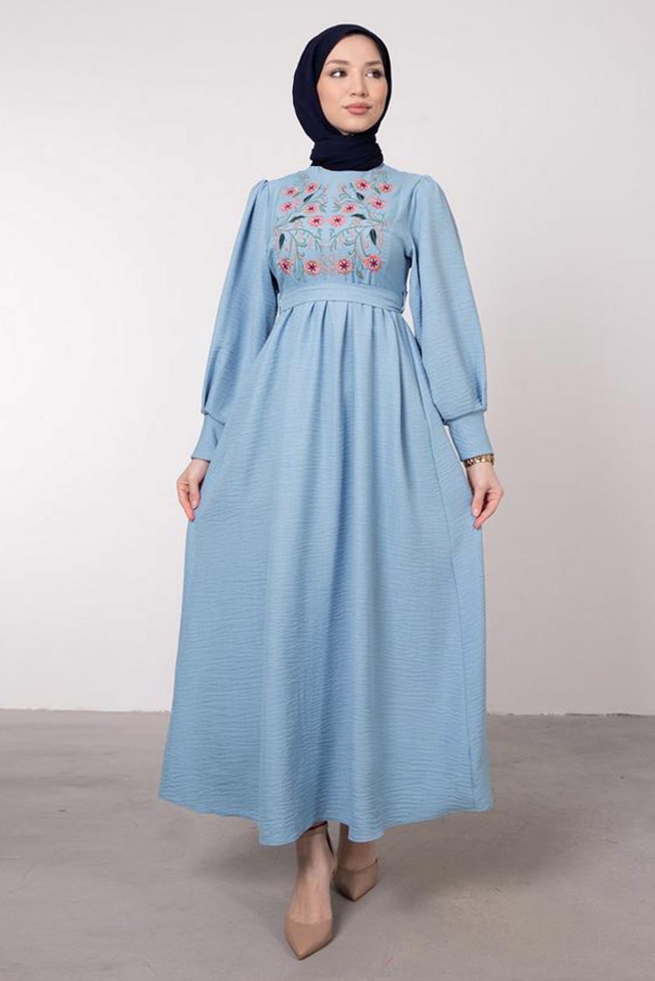 Tesettür giyim MAVİ ETNİK ÇİÇEK NAKIŞLI KUŞAKLI ELBİSE T 4195