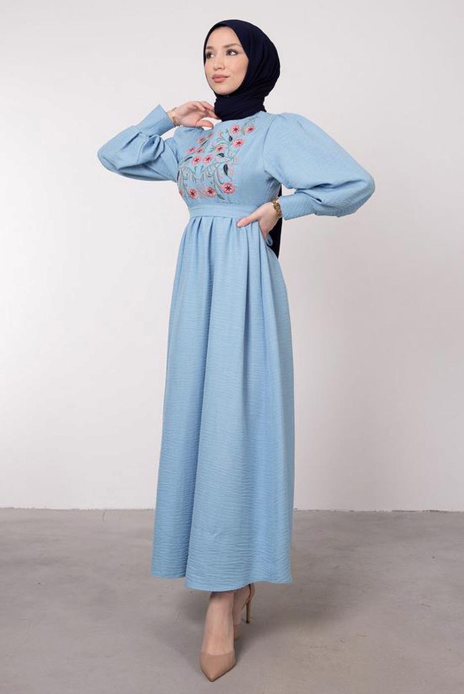 Tesettür giyim MAVİ ETNİK ÇİÇEK NAKIŞLI KUŞAKLI ELBİSE T 4195