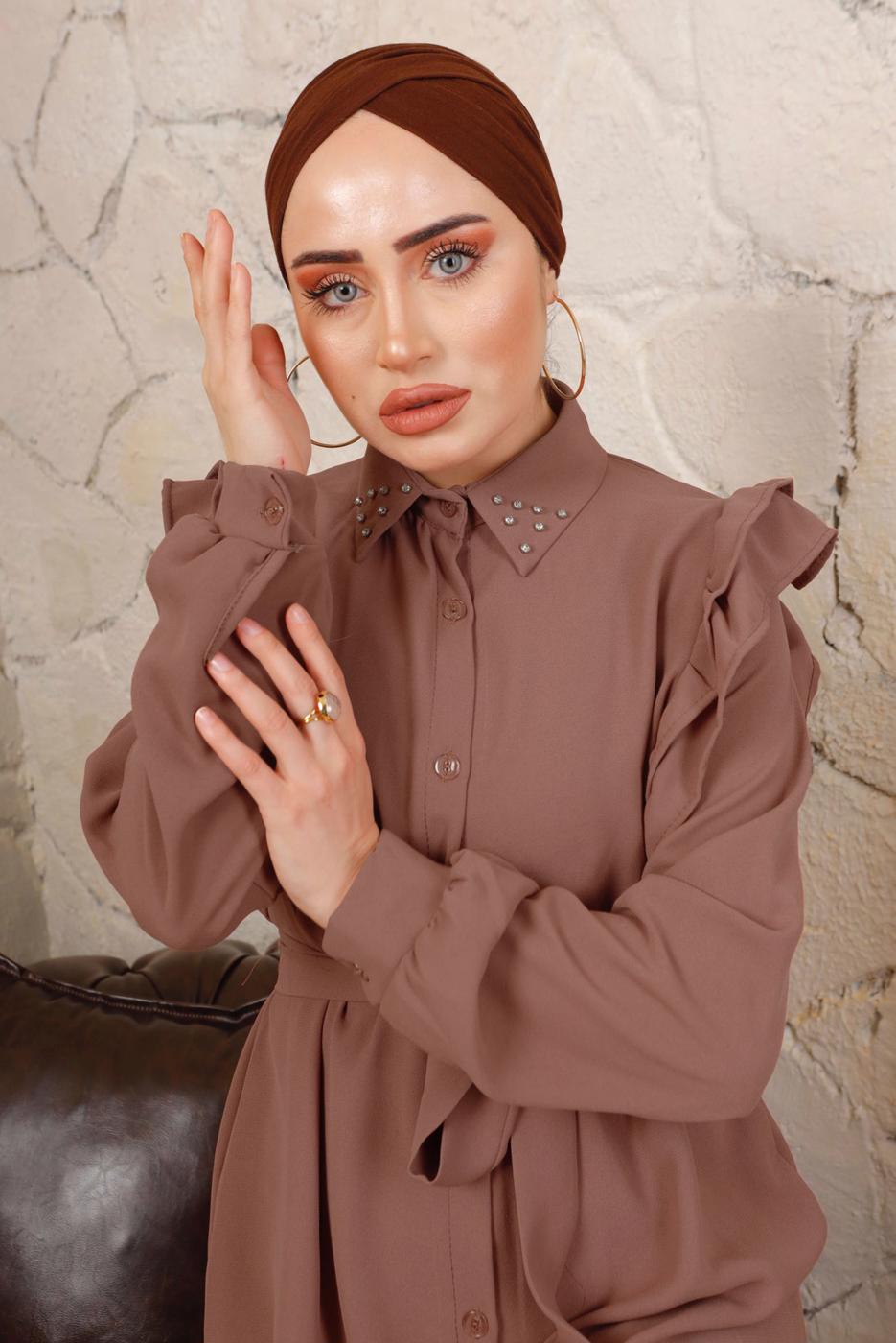 Tesettür giyim KAHVE YAKASI TAŞLI KOLLARI FIRFIR DETAYLI ELBİSE T 4503