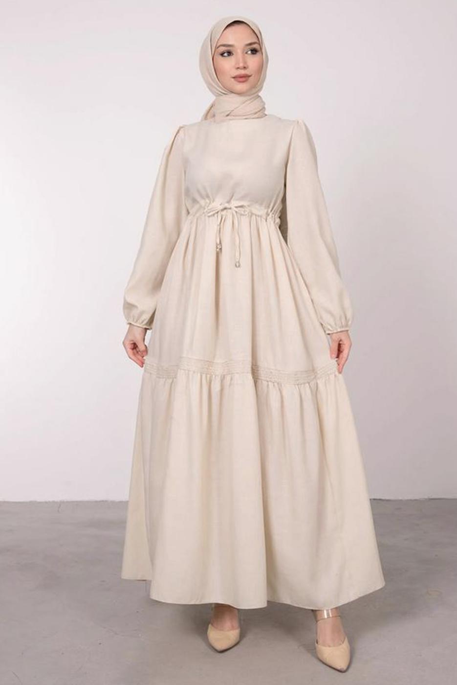 Tesettür giyim BEJ BELİ BÜZGÜLÜ DANTEL DETAYLI ELBİSE T 4685