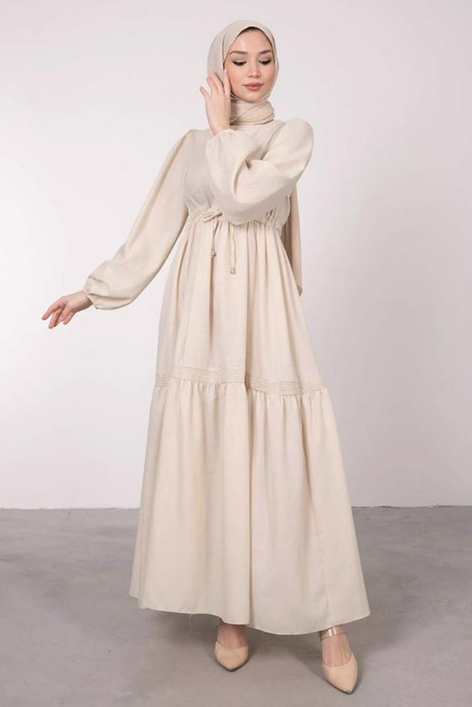 Tesettür giyim BEJ BELİ BÜZGÜLÜ DANTEL DETAYLI ELBİSE T 4685