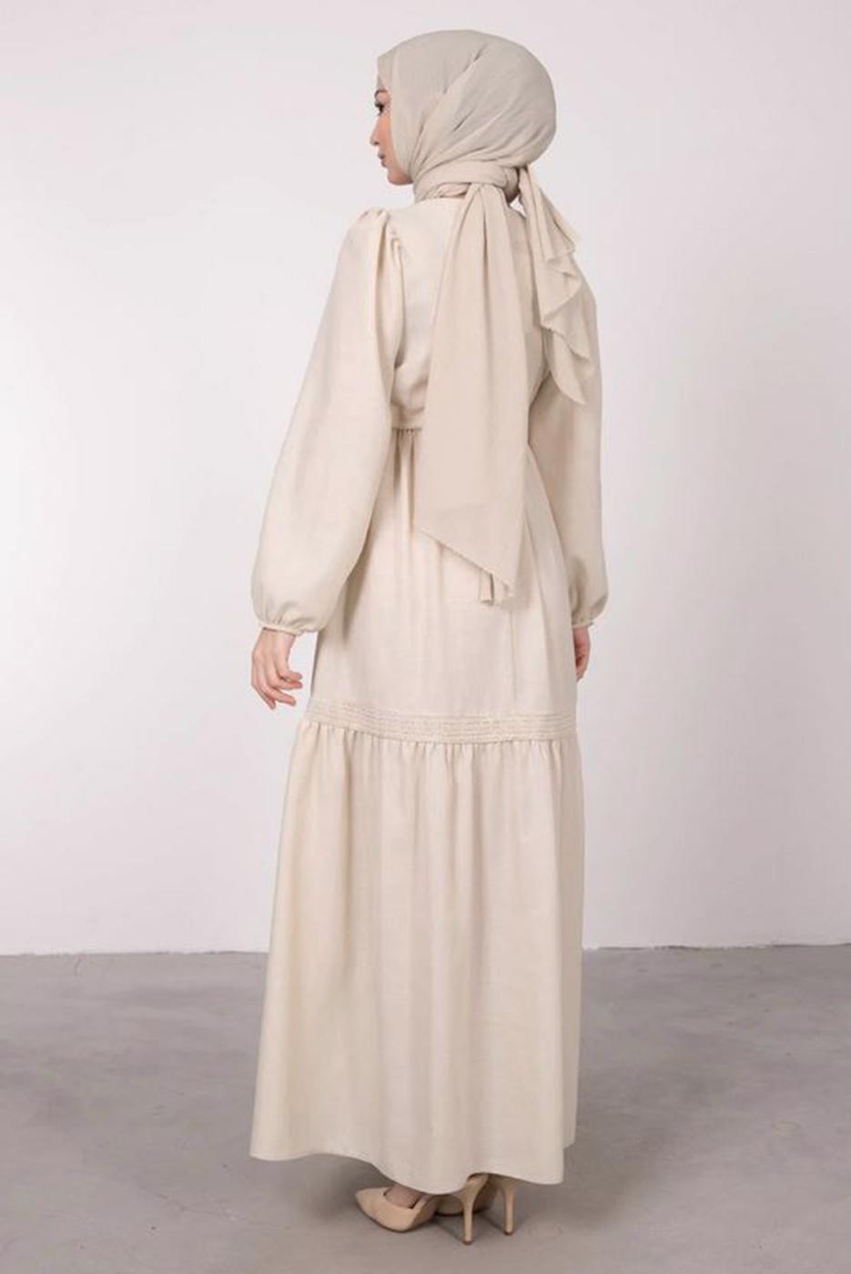 Tesettür giyim BEJ BELİ BÜZGÜLÜ DANTEL DETAYLI ELBİSE T 4685