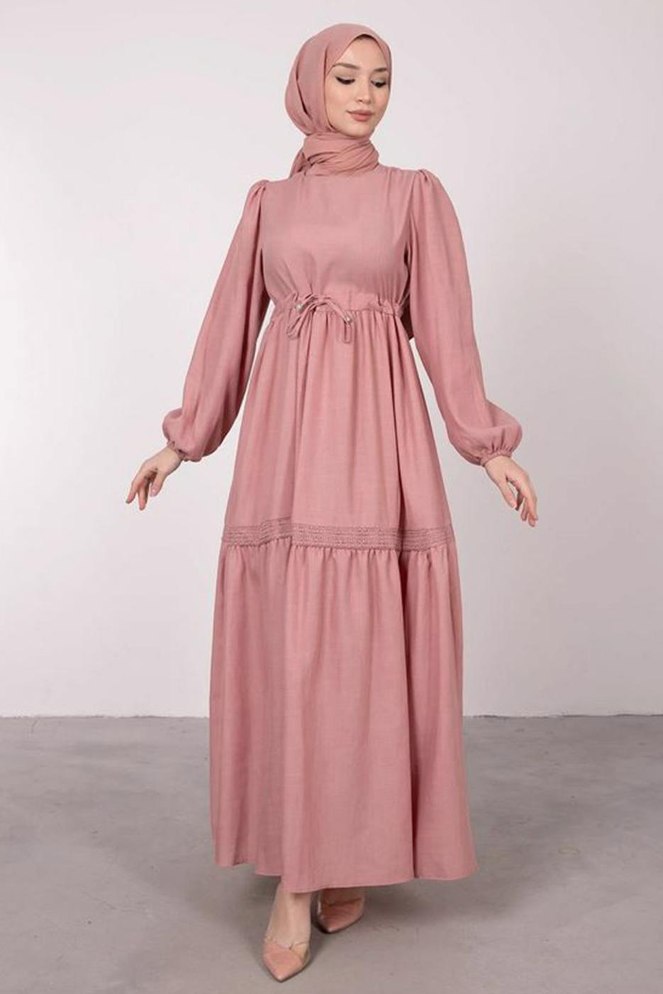 Tesettür giyim PUDRA BELİ BÜZGÜLÜ DANTEL DETAYLI ELBİSE T 4685