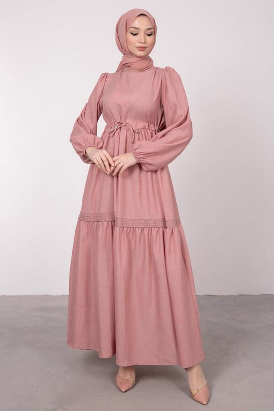Tesettür giyim PUDRA BELİ BÜZGÜLÜ DANTEL DETAYLI ELBİSE T 4685