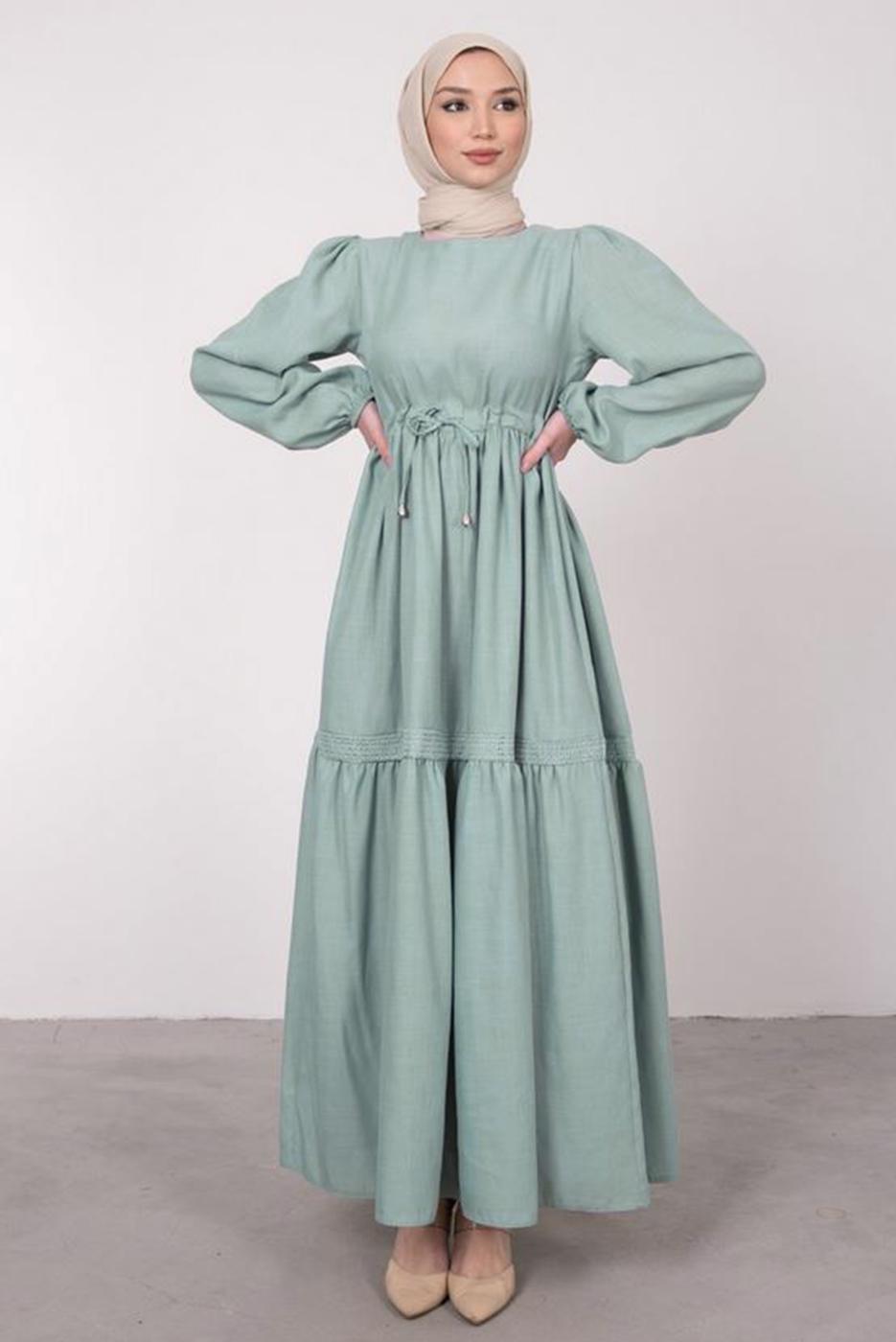 Tesettür giyim YEŞİL BELİ BÜZGÜLÜ DANTEL DETAYLI ELBİSE T 4685