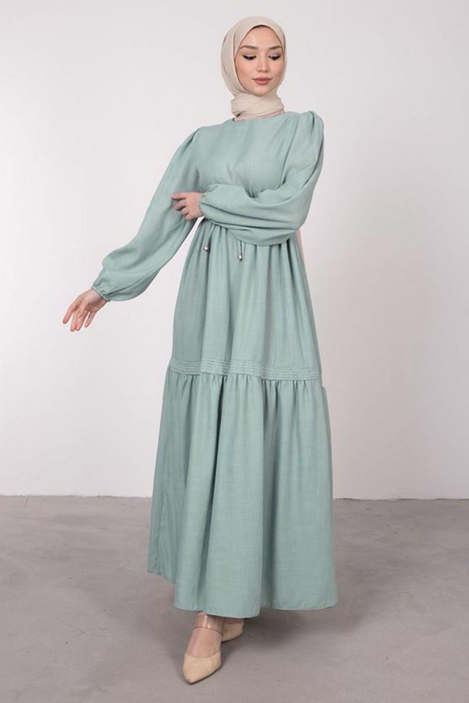 Tesettür giyim YEŞİL BELİ BÜZGÜLÜ DANTEL DETAYLI ELBİSE T 4685