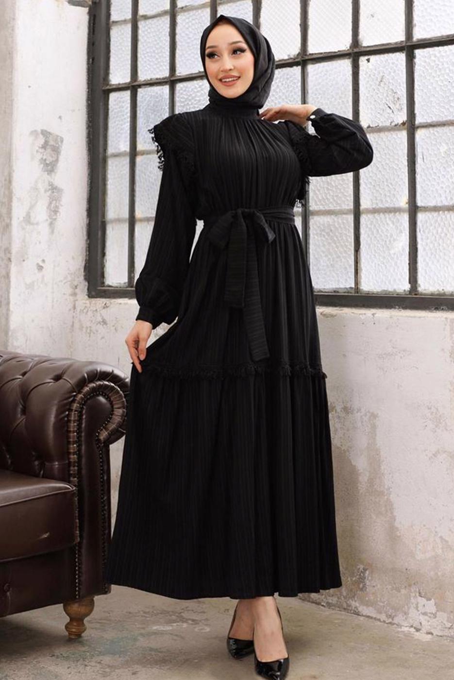 Tesettür giyim SİYAH PÜSKÜL DETAYLI KUŞAKLI ELBİSE T 48002