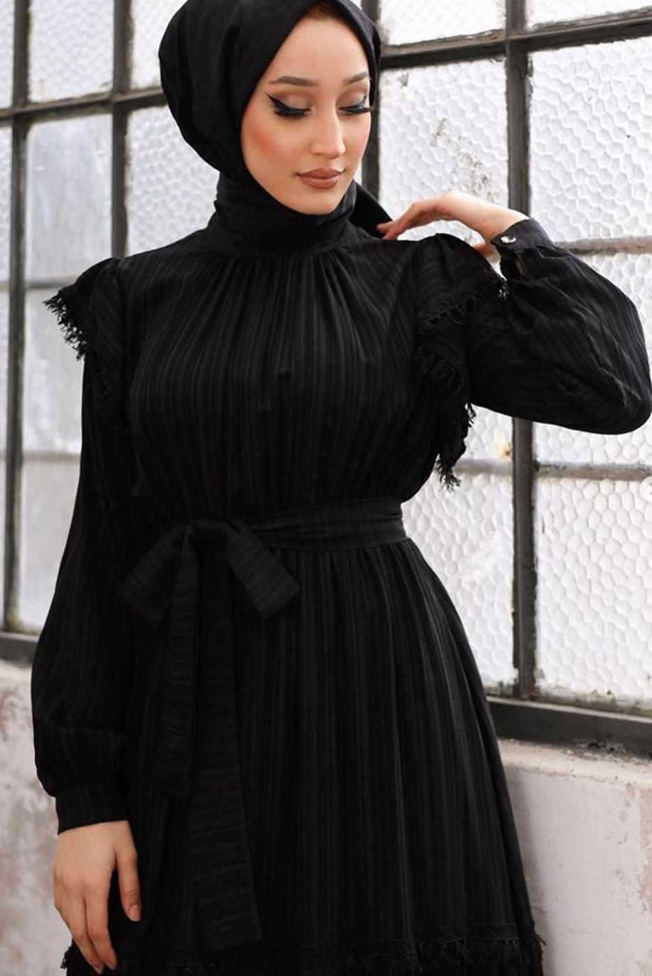 Tesettür giyim SİYAH PÜSKÜL DETAYLI KUŞAKLI ELBİSE T 48002