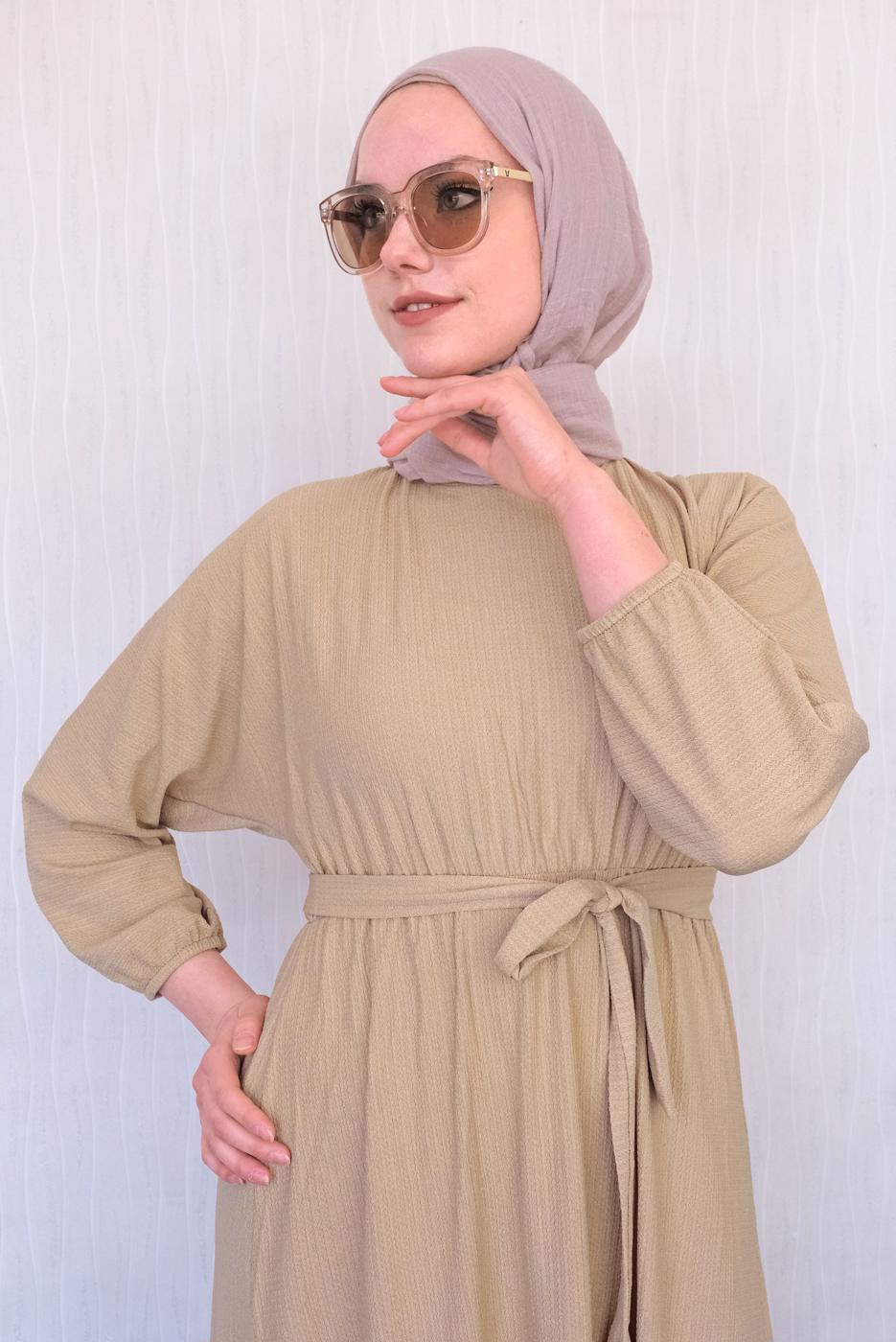 Tesettür giyim BEJ BELİ LASTİKLİ KUŞAKLI ELBİSE T 50013
