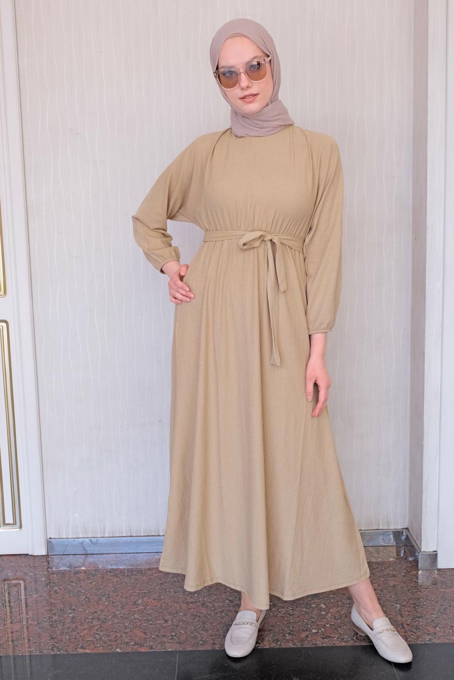 Tesettür giyim BEJ BELİ LASTİKLİ KUŞAKLI ELBİSE T 50013
