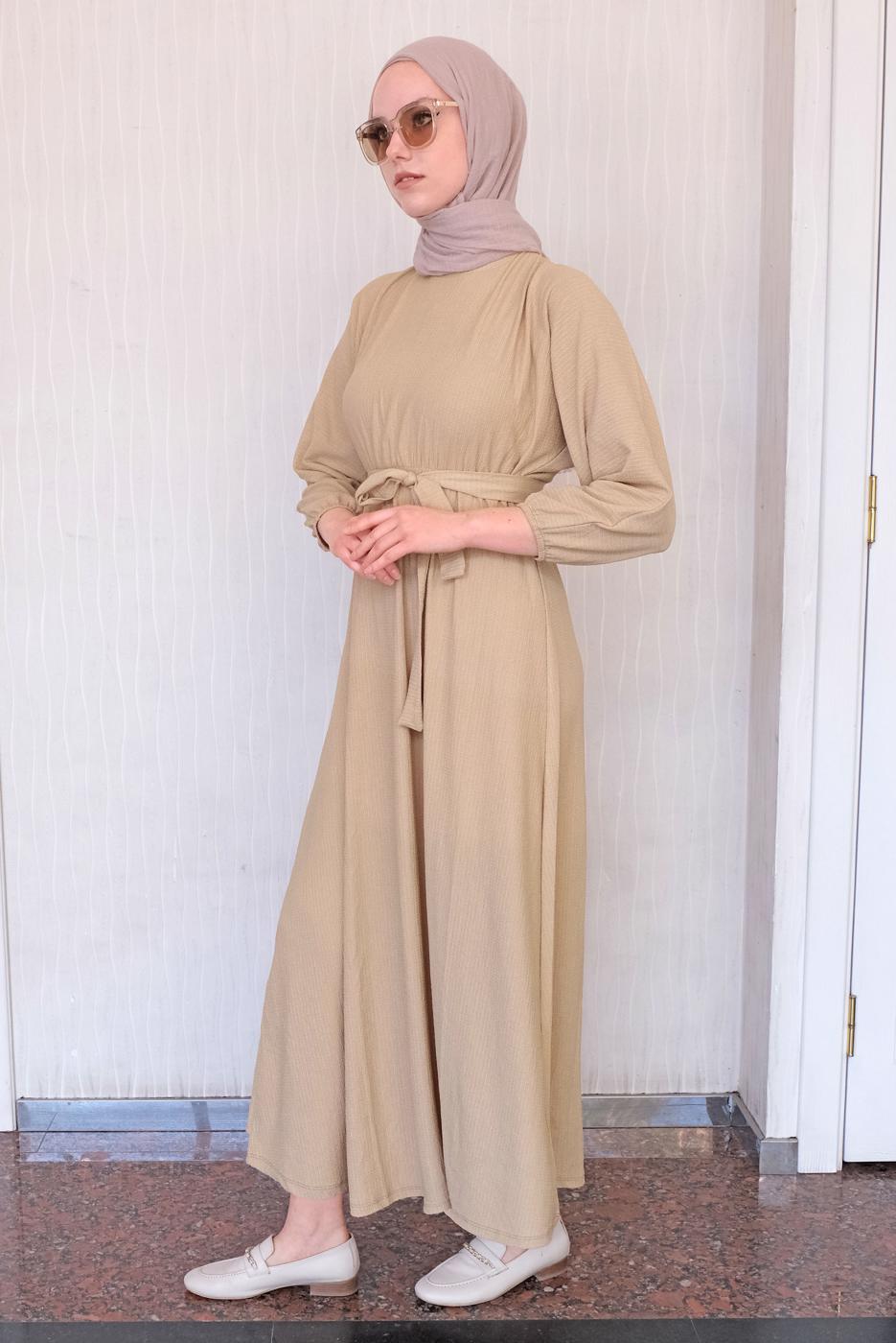 Tesettür giyim BEJ BELİ LASTİKLİ KUŞAKLI ELBİSE T 50013